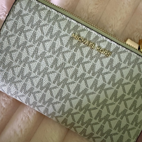 Michael Kors Monogram Beige wristlet ( NEW) - Picture 2 of 9